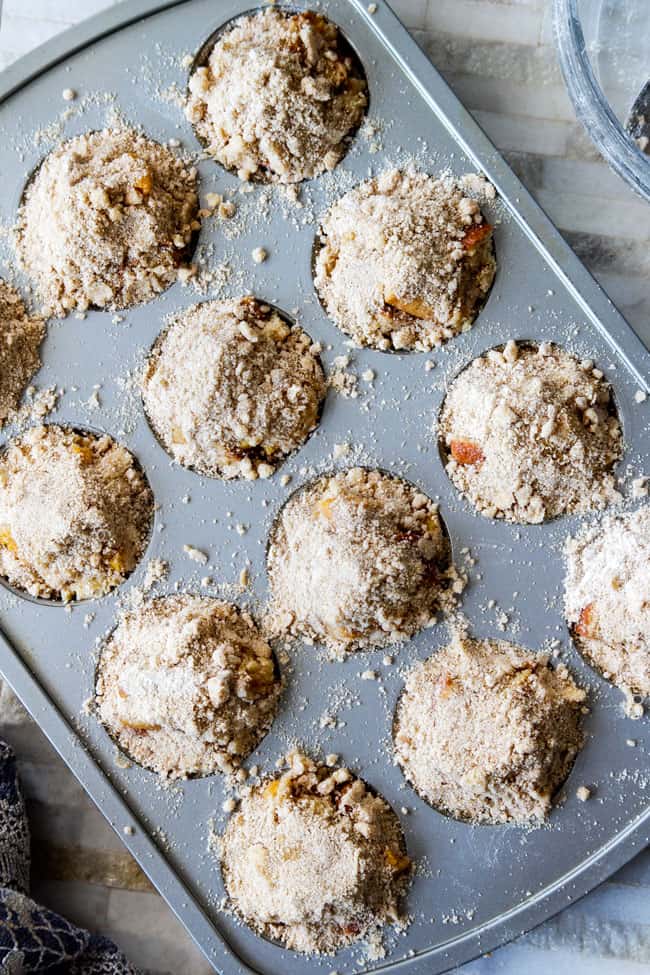 showing how to make French Toast Muffins by adding streusel toppiing