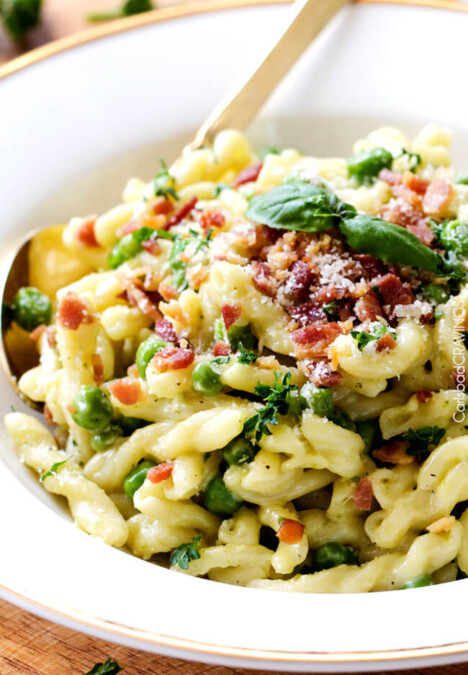 One Pot Pea and Bacon Pasta in Mascarpone Parmesan Sauce is a decadently delicious pasta and the EASIEST pasta you will ever make (seriously look at the directions)! Fabulous company or special occasion stress free side! #Easter #holiday #Christmas #Thanksgiving #pesto