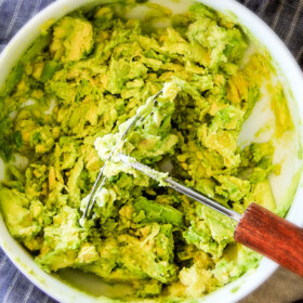 This creamy Guacamole Hummus is SO addicting and only 3 ingredients! Its crazy flavorful, healthy and super easy!