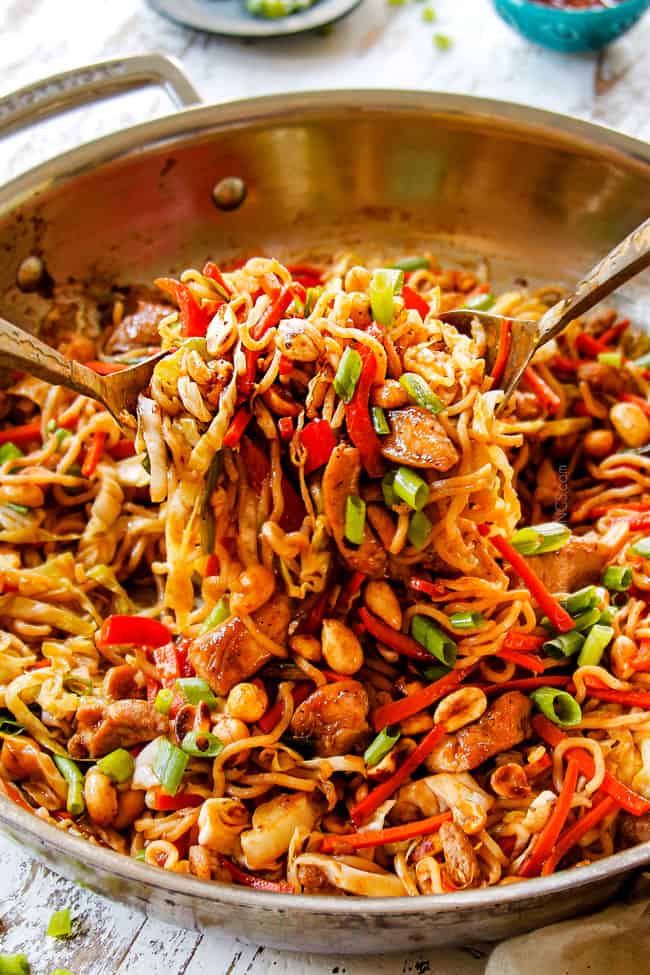 showing how to make yakisoba by garnishing with green onions