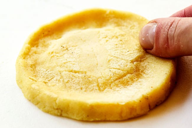 showing how to make sopes recipe by pinching the edges to create a rimmed edge