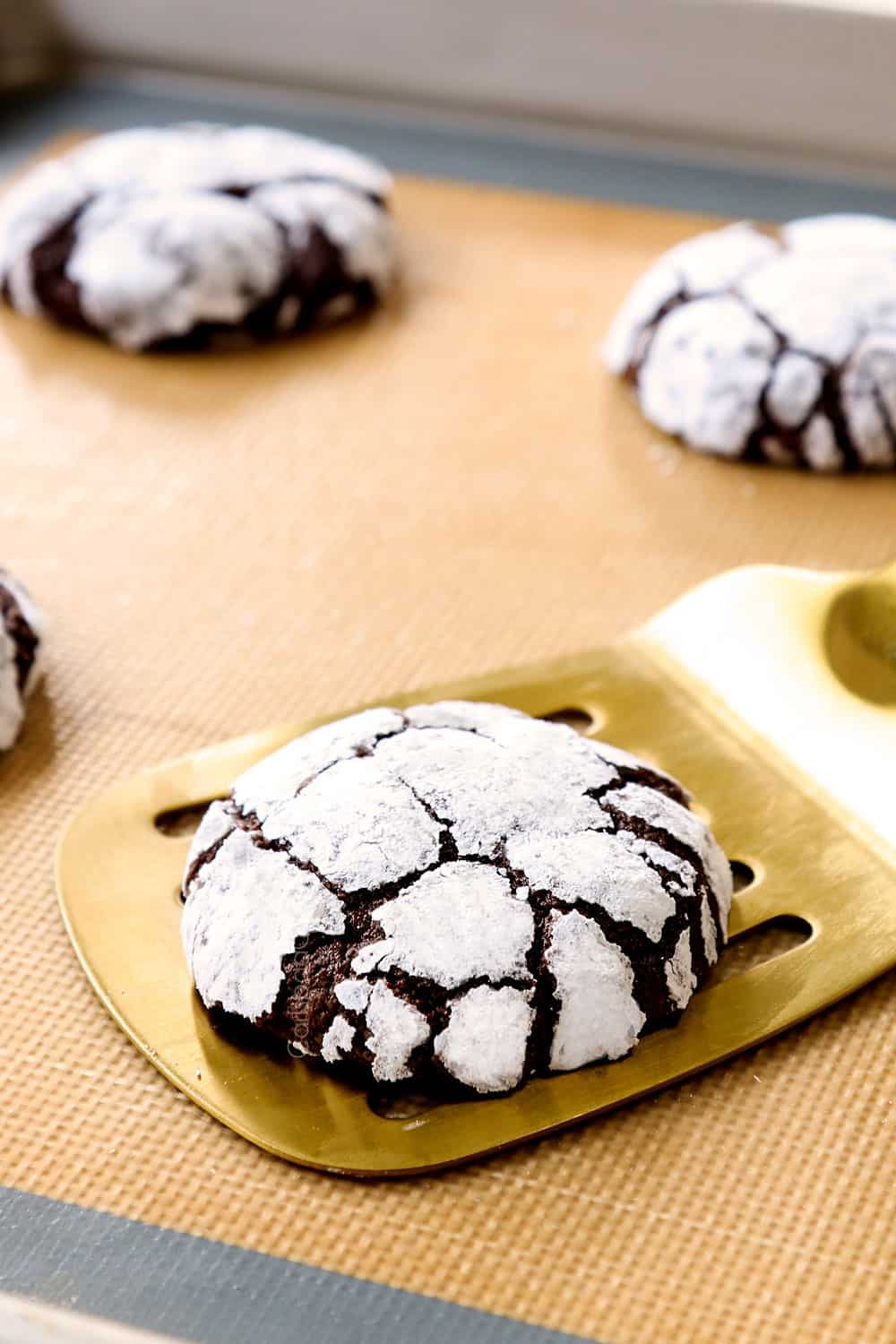 picking up a crinkle cookie on a spatula