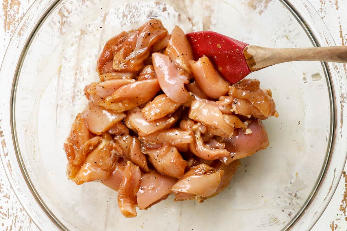 showing how to make pad woon seen by marinating the chicken in soy sauce