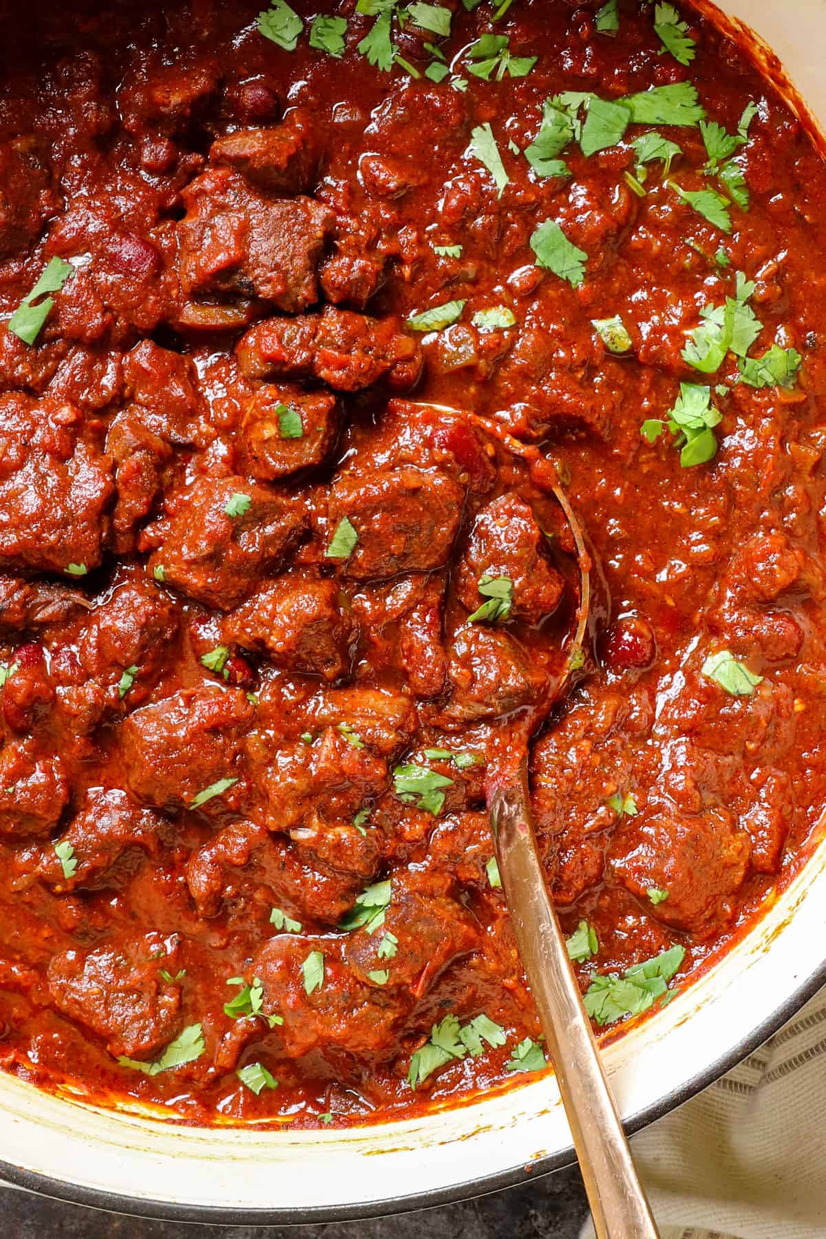 showing how to make beef chili (chili con carne) by simmering until thickened