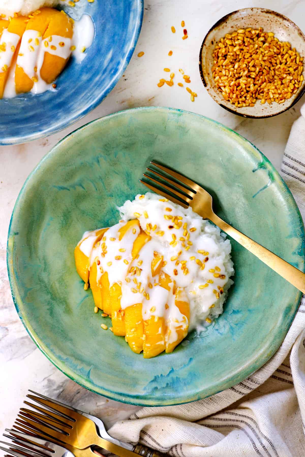 top view of sticky rice with mango being served in green plate showing the correct texture of the rice