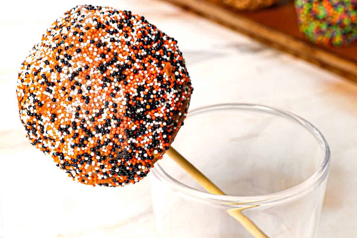 showing how to make caramel apples by cooling in a glass to prevent the puddle effect