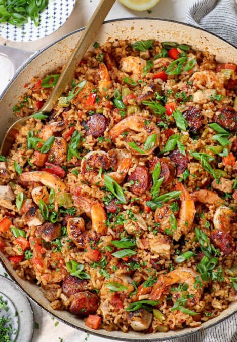 showing how to make jambalaya by letting it rest, then fluffing with a fork