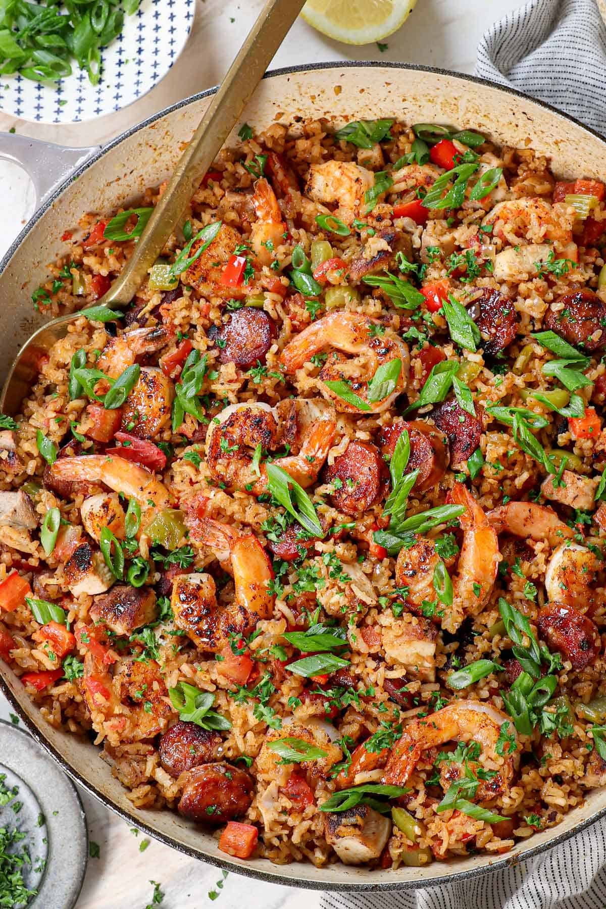 showing how to make jambalaya by letting it rest, then fluffing with a fork